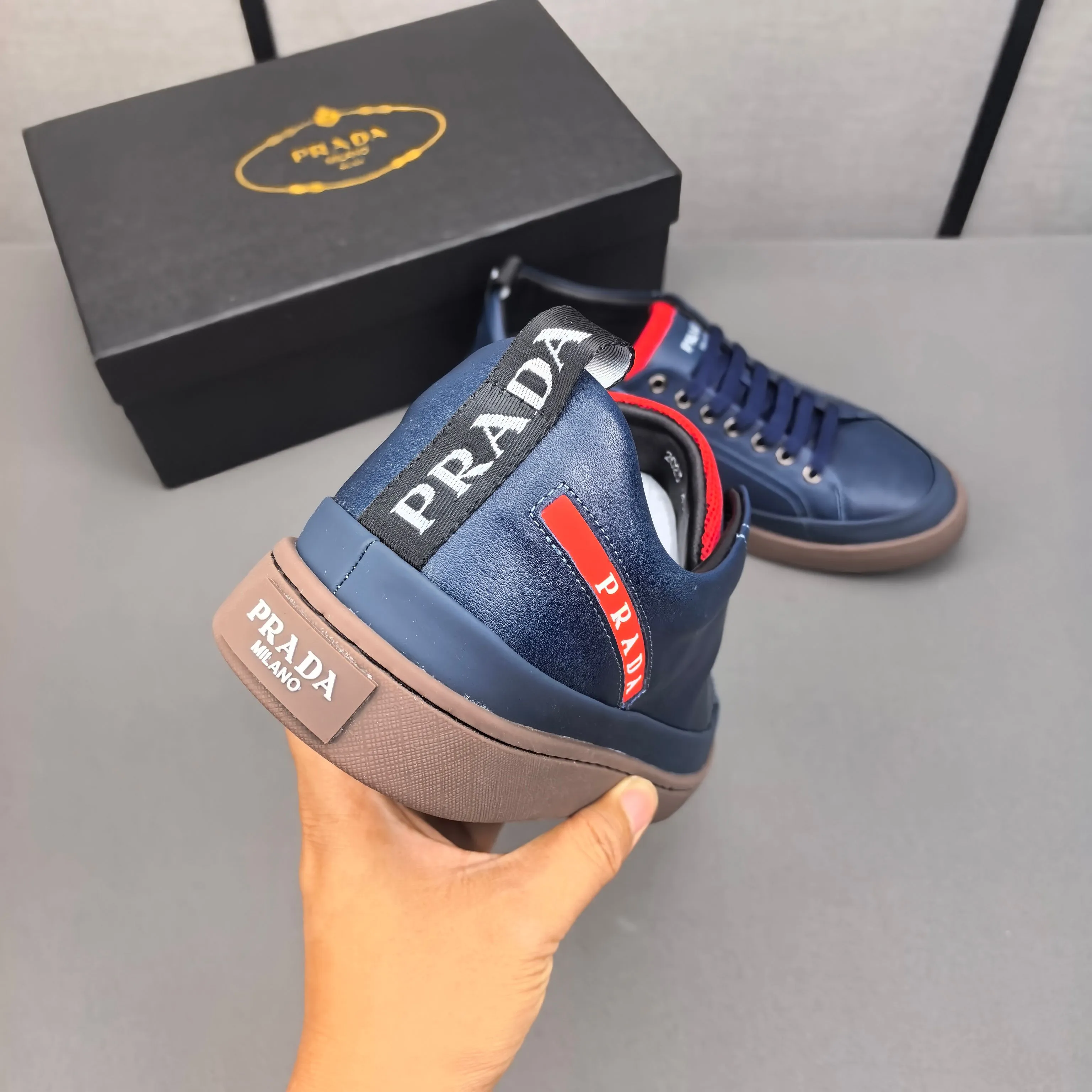 PP400👟👟👟Prada set off the audience! Prada, an international brand that is constantly innovating, this men's casual shoe, the original version, made of cowhide leather at a ratio of one to one at the store, with leather feet and rubber non-slip outsole, breathable and comfortable, quality speaks for itself👄38-44